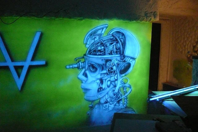 Artystyczne malowanie ściany w klubie Arctika, świecące ściany w klubie, mural UV