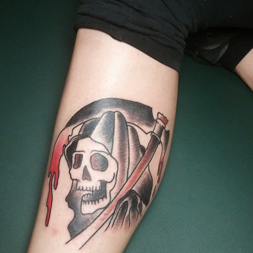 Um tiro na cabeça, Grim Reaper tatuagem. A tatuagem mostra todo o crânio, face o Grim Reaper, segurando uma foice. Simples, pequeno, mas ainda assustadoramente único.