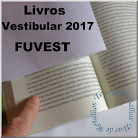 Foto de um livro sendo apontado por um dedo indicador chamando a atenção das leituras obrigatórias para o vestibular de 2017 da FUVEST