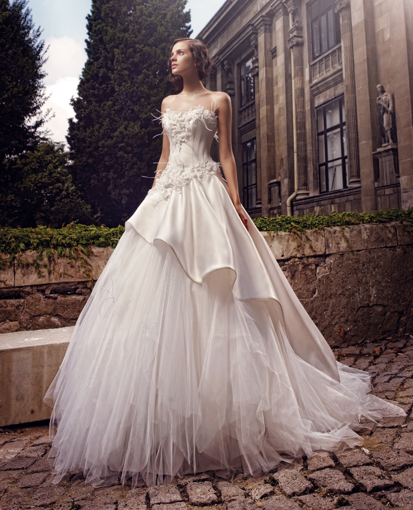 Свадебные платья модельер. Показ свадебных платьев. Oscar de la renta свадебные платья 2023. Стефан роллан свадебные платья. Дизайнер свадебных платьев вера вонг.