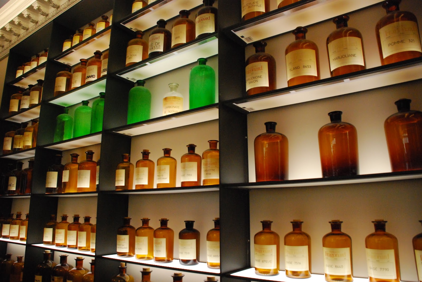 法國巴黎私人的博物館 有收藏了許多漂亮的香水瓶 算是跟團的購物行程