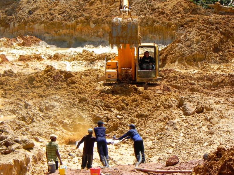 Goudwinning in Suriname Chris Healy 'Activiteiten goudzoekers in