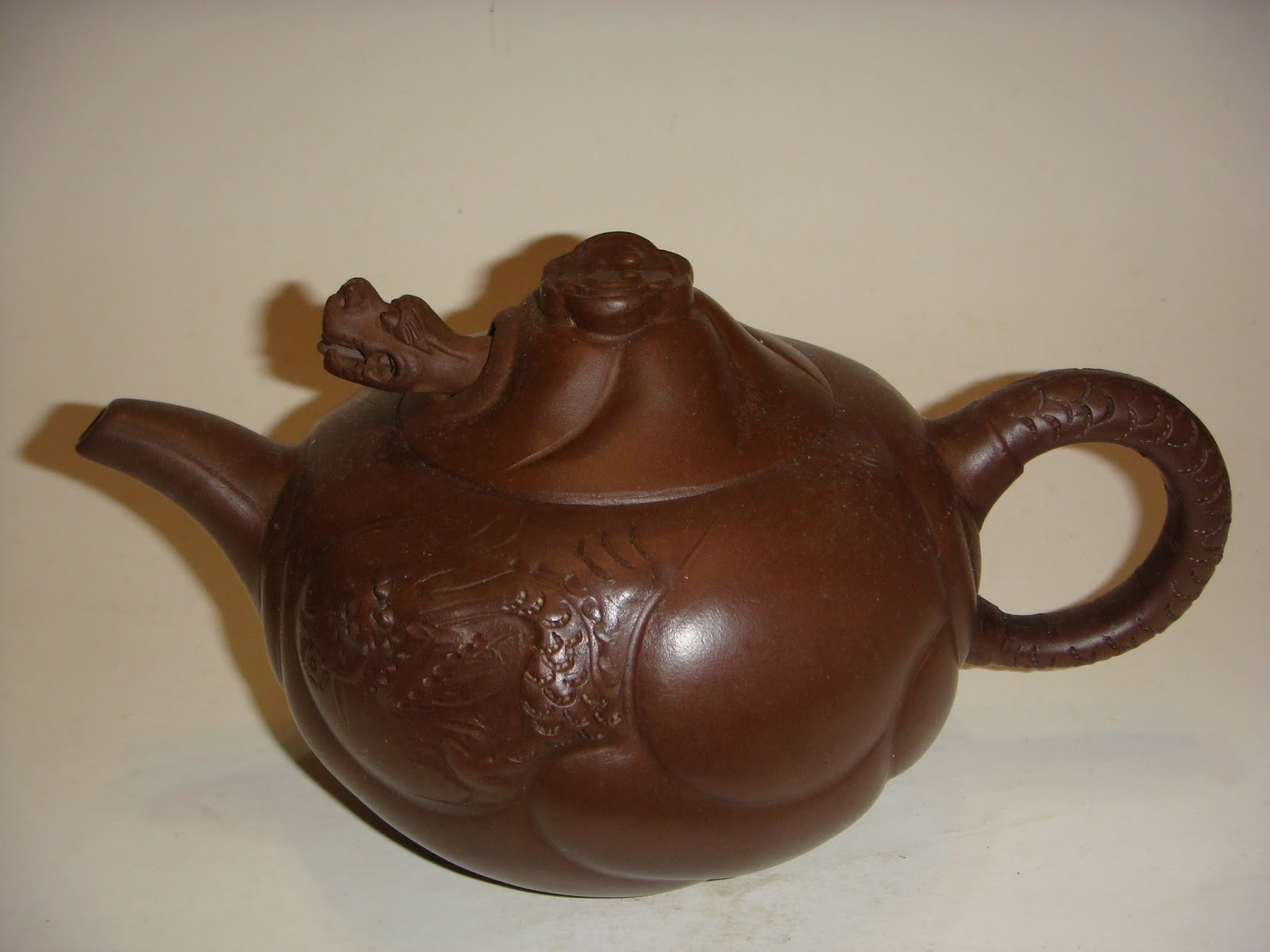 鱼化龙壶”是深受收藏爱好者喜爱的一款著名紫砂壶型。