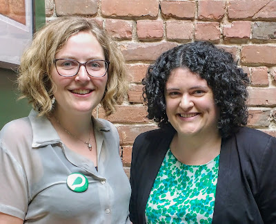 Lauren Gawne (left) and Gretchen McCulloch.  Photo courtesy of Lingthusiasm - lingthusiasm.com
