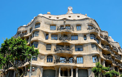 Casa Mila o La Piedrera diseñada por Antoni Gaudí i Cornet en Barcelona, España.