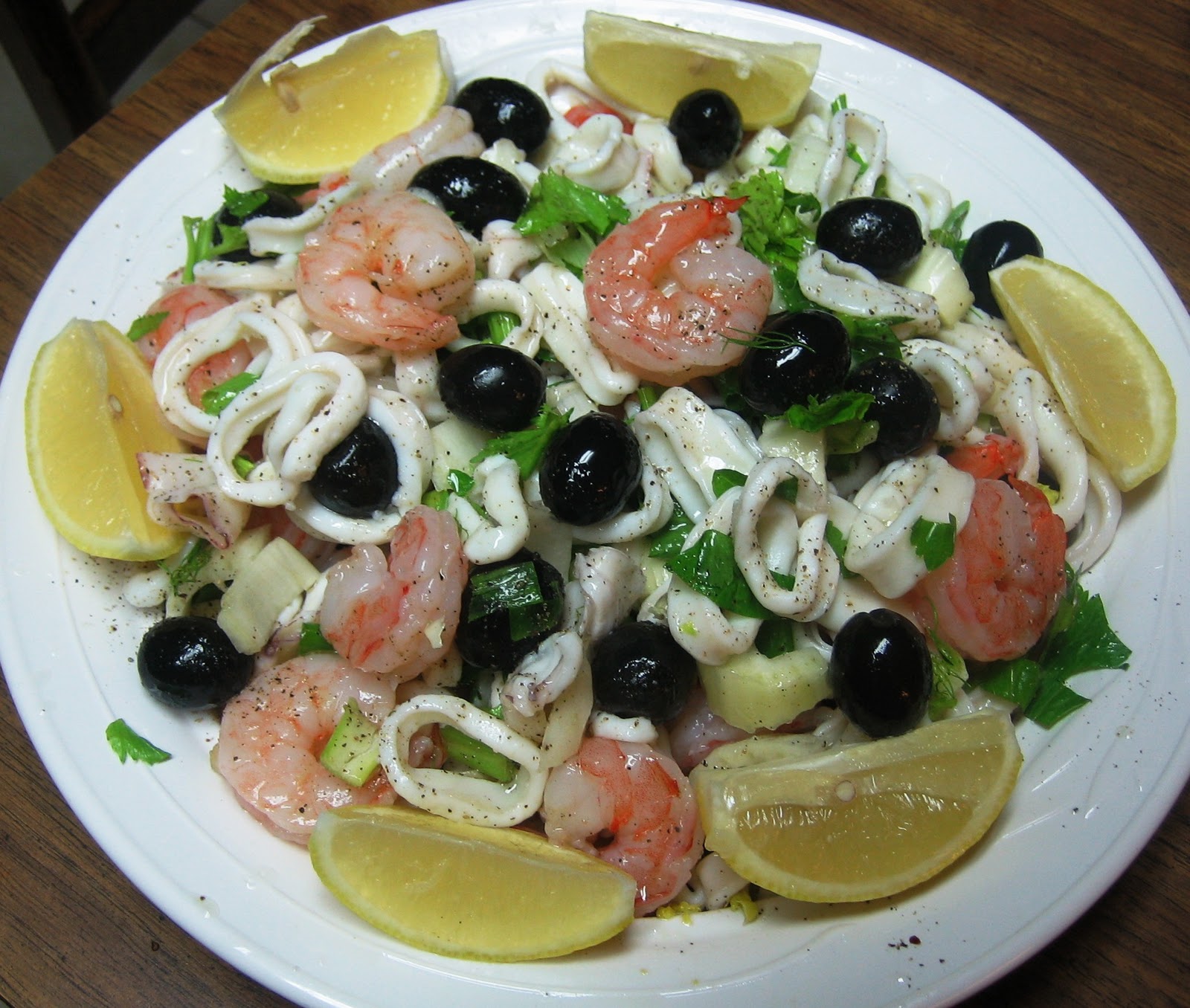 Салат из морской рецепт с очень. Салат «морская Жемчужина» креветки мидии кальмары. Салат дары моря. Салат морской коктейль. Салат с морепродуктами и овощами.