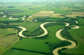 Tại sao các con sông đều uốn khúc mà không chảy theo một đường thẳng?