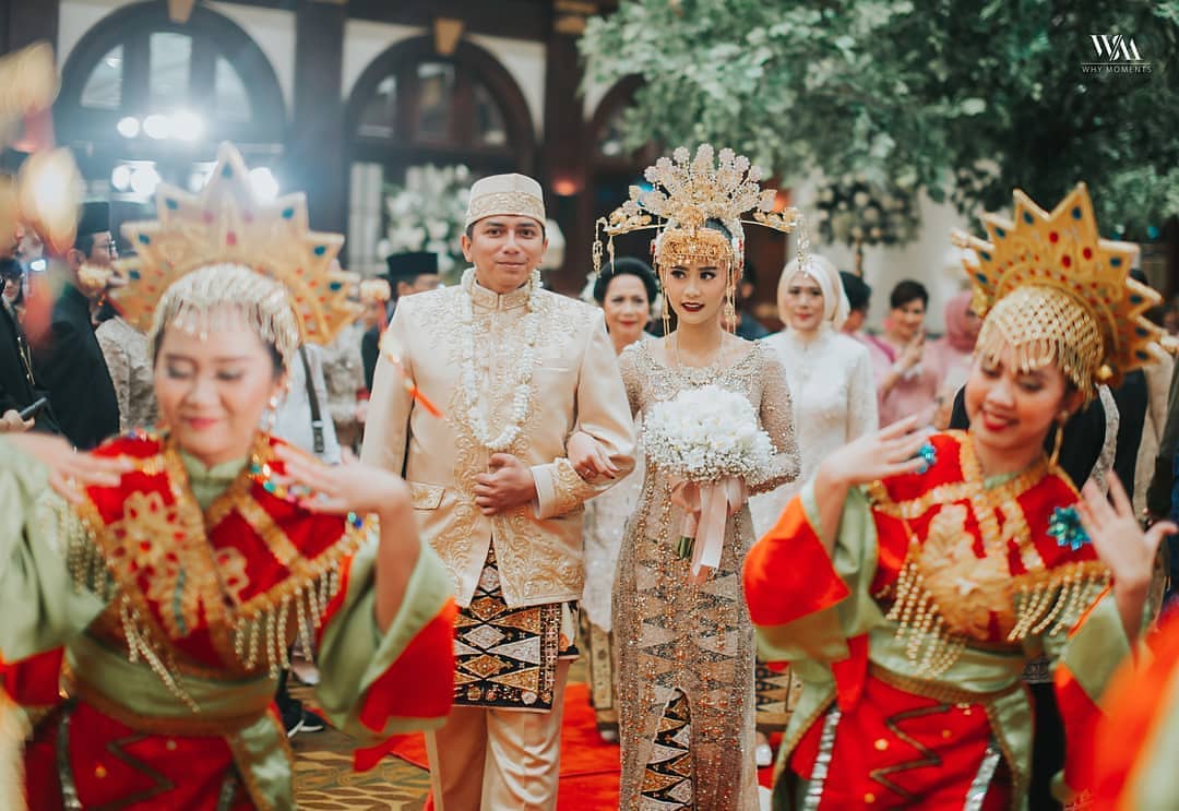 pasangan pengantin bergaya baju pengantin betawi