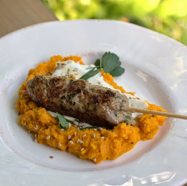 bushcooks kitchen: Lammhack-Spieße mit orientalischem Karottenpüree bushcooks kitchen: Lammhack-Spieße mit orientalischem Karottenpüree