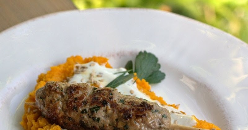 bushcooks kitchen: Lammhack-Spieße mit orientalischem Karottenpüree