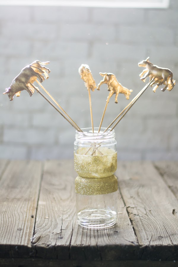 Palitos con animalitos de plástico diy