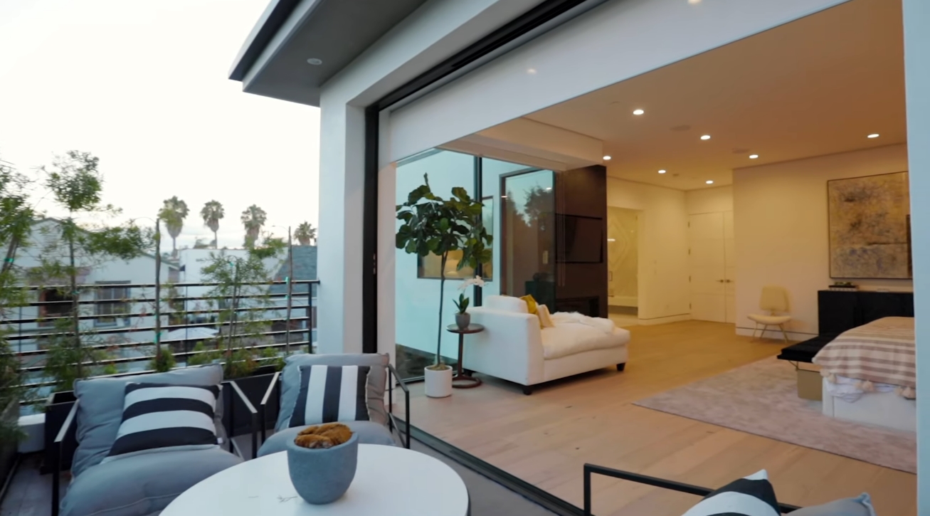 39 Photos vs. Inside a $4,000,000 Modern Mansion in Los Angeles with an INSANE Rooftop Deck! - Luxury Home & Interior Design Video Tour 39 Photos vs. Inside a $4,000,000 Modern Mansion in Los Angeles with an INSANE Rooftop Deck! - Luxury Home & Interior Design Video Tour