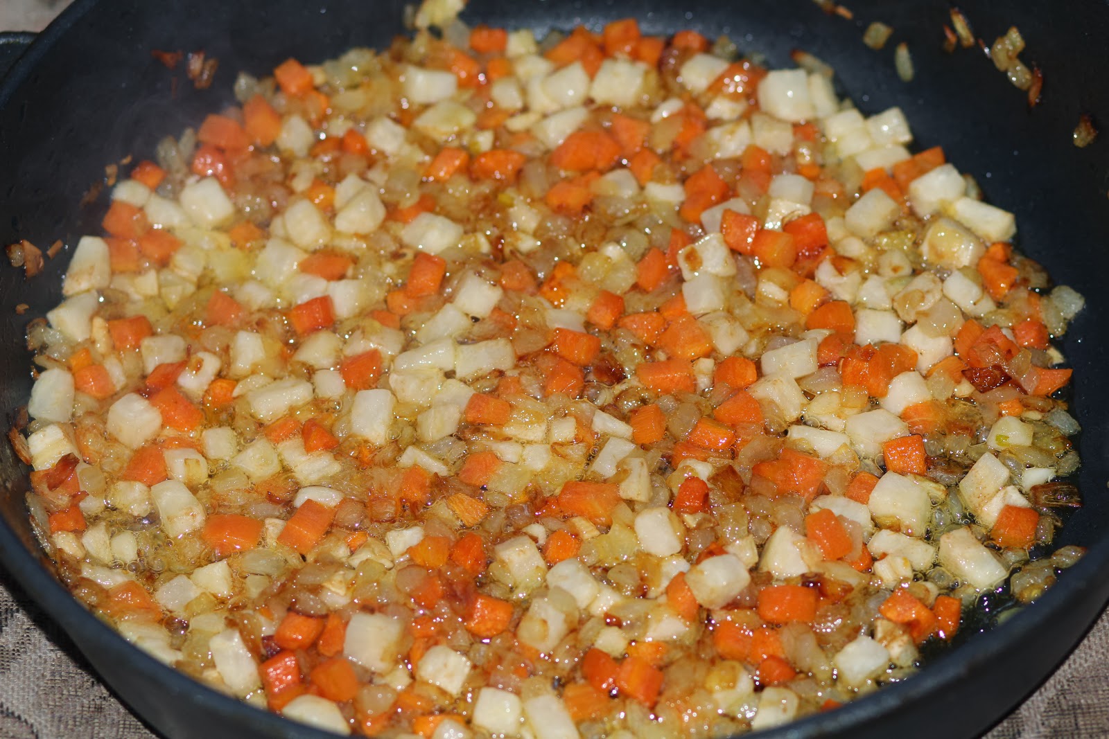 Тушеная чечевица с овощами