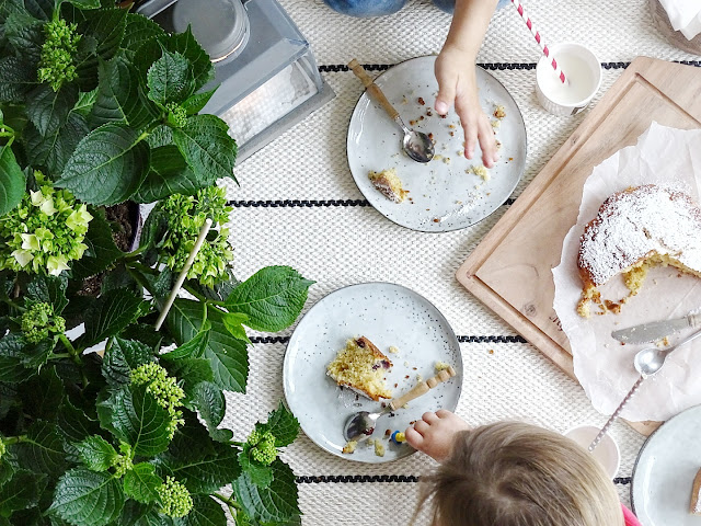 Fluffiger Vanillekuchen mit Blaubeeren & Indoor-Picknick | http://mammilade.blogspot.de | Personal Lifestyle, DIY and Interior Blog Vanillekuchen mit Blaubeeren, Indoor-Picknick & Hortensien | Lieblinge und Inspirationen der Woche | Personal Lifestyle, DIY and Interior Blog | Auf der Mammiladen-Seite des Lebens