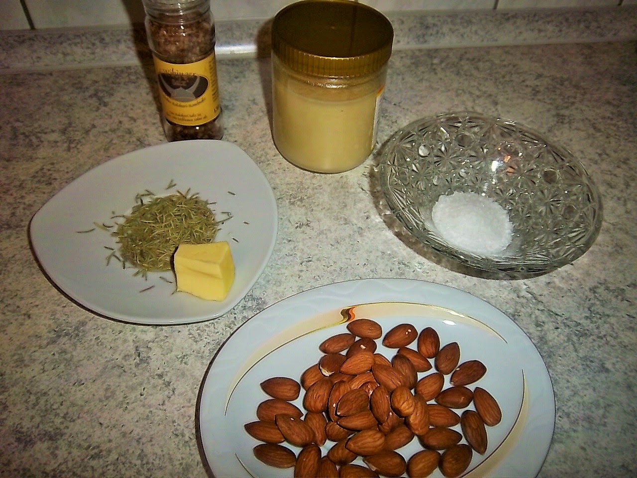 Geröstete Mandeln mit Honig, Salz und Rosmarin