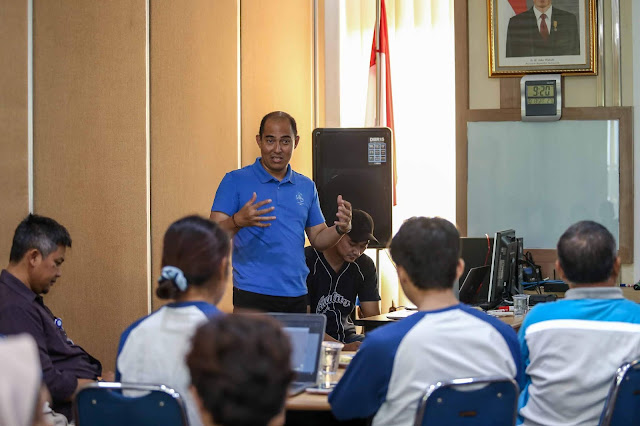 Kaos  berwaran biru yang dikenakan Bang Rama Zakaria, Stakeholder Relations  Manager PT. Tirta Investama (Aqua) Klaten ini merupakan hasil daur ulang  8 botol kemasan bekas lho. Foto: Kompasiana