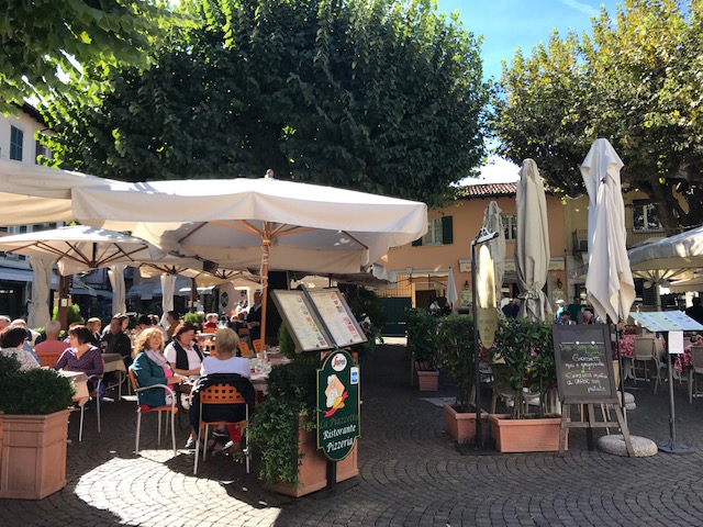 イタリア　ストレーザの町にあるオープンレストラン