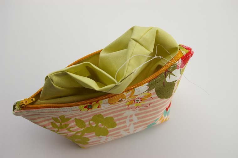 Rosy Wedge Bag Tutorial