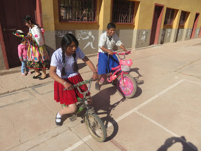 Sonntag war Tag des Fußgängers und Fahrradfahrers links auf dem Rad sitzt ein als Chola verkleideter Junge.
