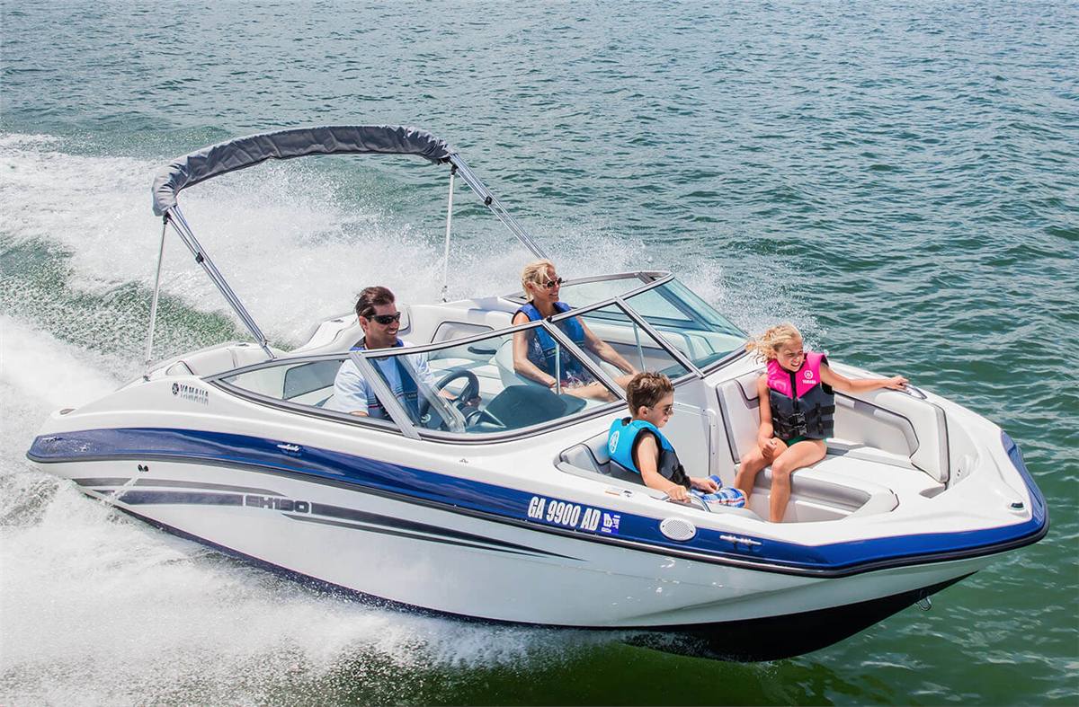 Carrefour катер. палуба корабля. лодка у причала. мужчина у штурвала. Renting jump boats.