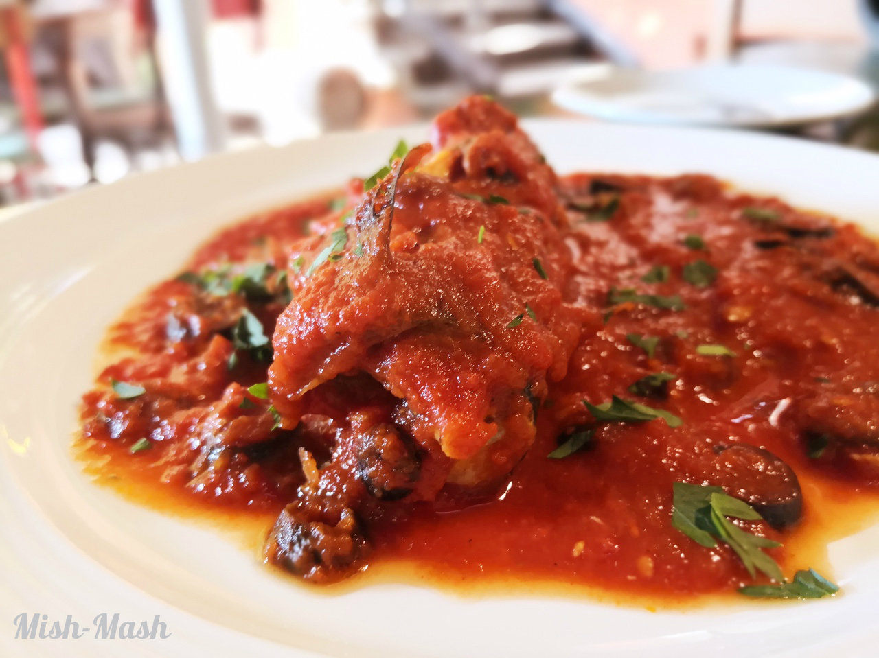 Скумрия с доматен сос и маслини MishMash