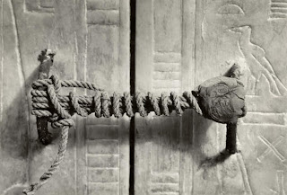 rare-photos-unbroken-seal-ofking-tut-tomb.jpg