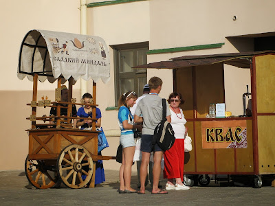 Торговля напитками и сладостями в Казанском кремле