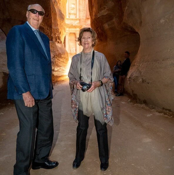 The King and Queen visited the historical city Petra. Petra (Raqmu) is a historical and archaeological city in southern Jordan