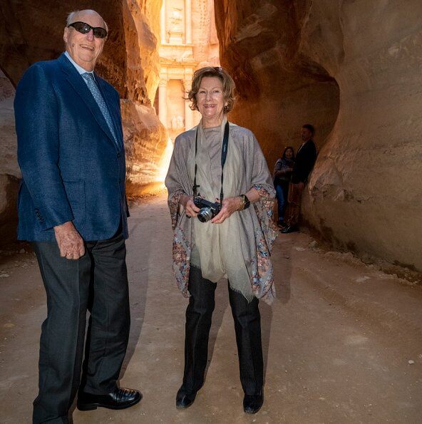 The King and Queen visited the historical city Petra. Petra (Raqmu) is a historical and archaeological city in southern Jordan