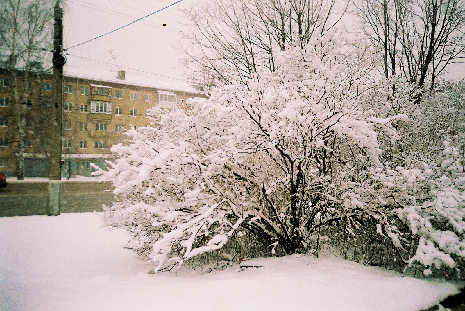 Выпал снег апрель. Снегопад в апреле. Снег в апреле картинки. Снегопад в апреле в Молдове. Снегопад в Челябинске в апреле 2014.