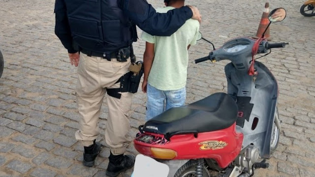 PRF flagra menino de 11 anos conduzindo motoneta na BR-101, em Teixeira de Freitas