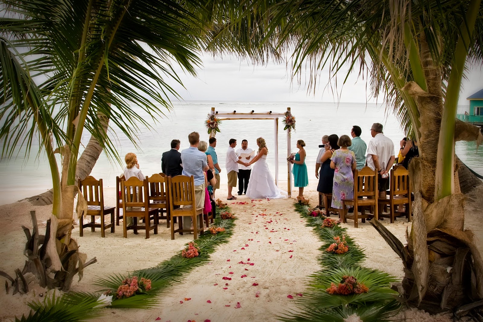 decoração altar casamento na praia