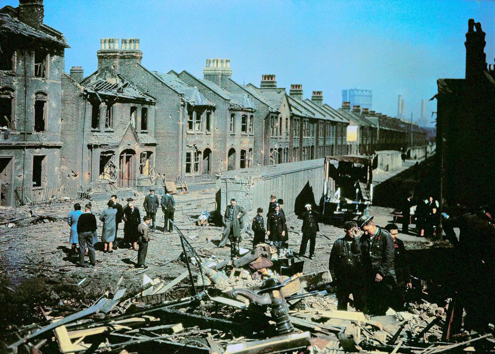 Rare pictures of London in Dufaycolor, 1943-1945 _ Ye Olde England ...