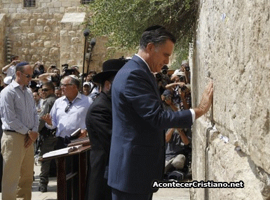 Mitt Romney orando en el Muro de los Lamentos