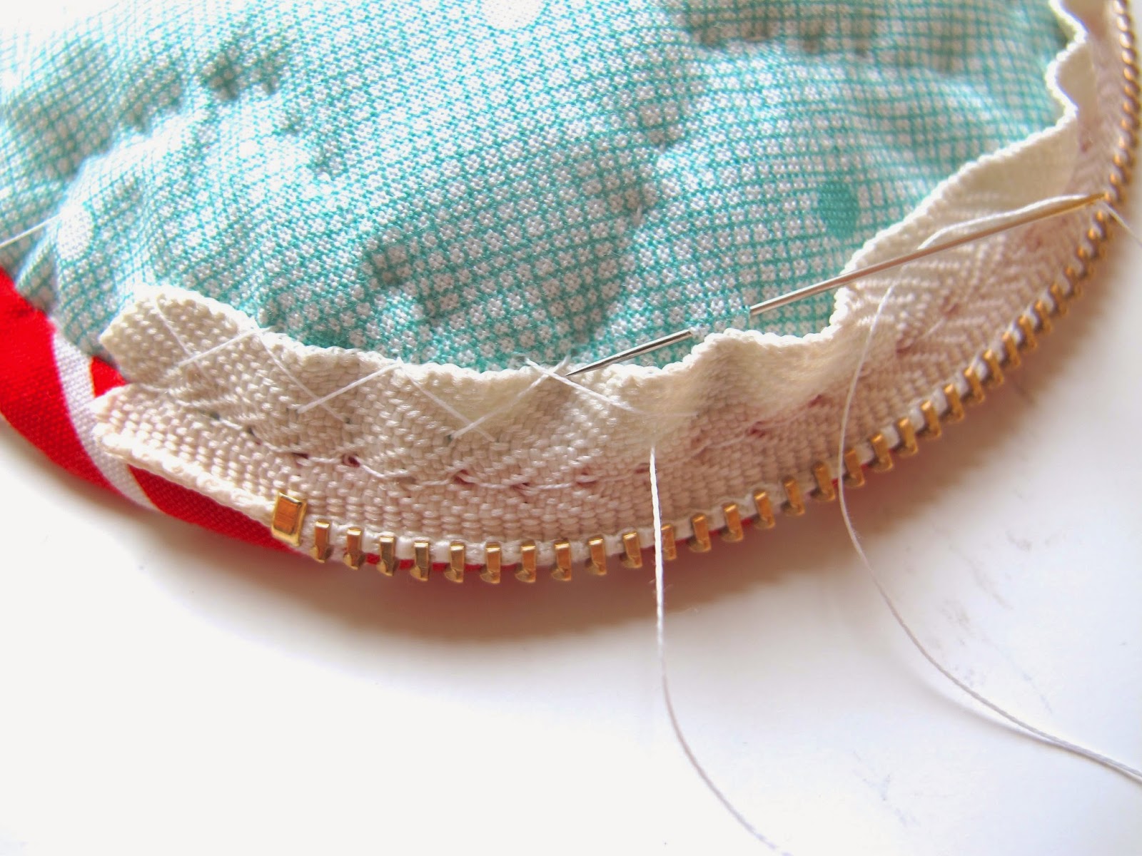 zakkaArt Round zipper pouch stepbystep tutorial (a zakkaArt sewing kit)