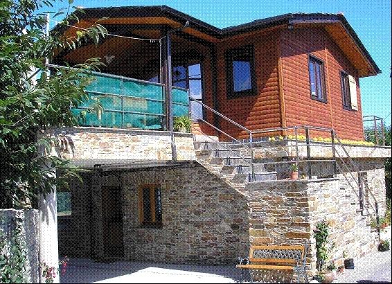 Fachadas de Casas: Fachada combinacion piedra Madera