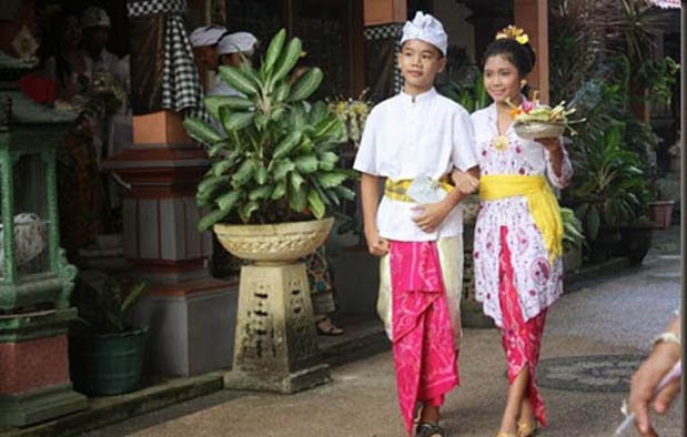 Pakaian Adat Bali  Pria dan Wanita Gambar beserta 