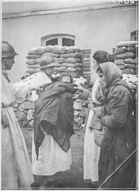 In the streets of Bitola (Monastir) - March 1917. The Dutch mission: Dr. van Djik of the Dutch mission transporting a child asphyxiated by gas.