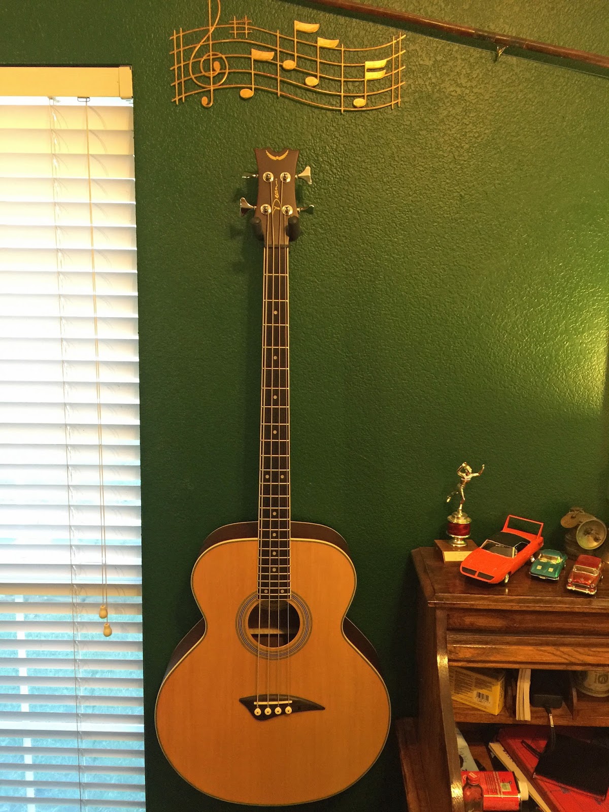 Classic Guitar Experience Review of the Dean Playmate EAB Acoustic