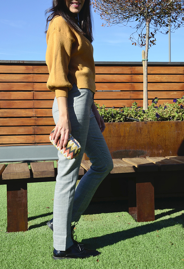 look_outfit_checked_trousers_mustard_sweater_black_shoes