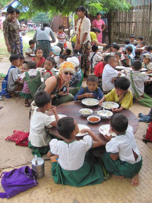 BIRMANIA, COMIDA EN UN PUEBLO