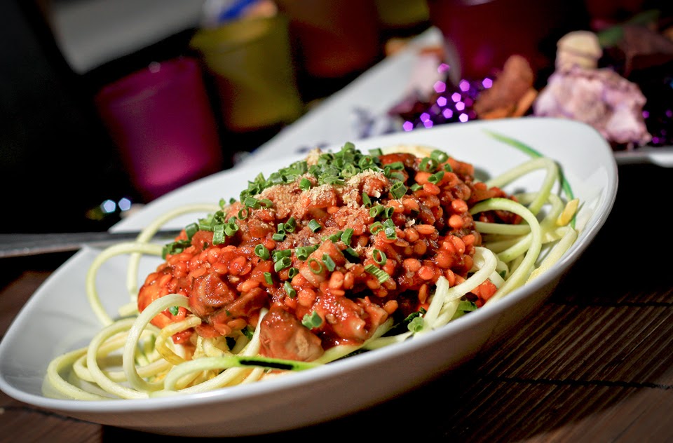 Zucchini-Spaghetti mit Champignon-Linsen Bolognese | VEGAN