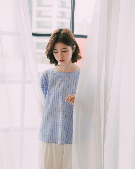 慕蓉穿著春日跳格子傘裝簡約上衣-藍格