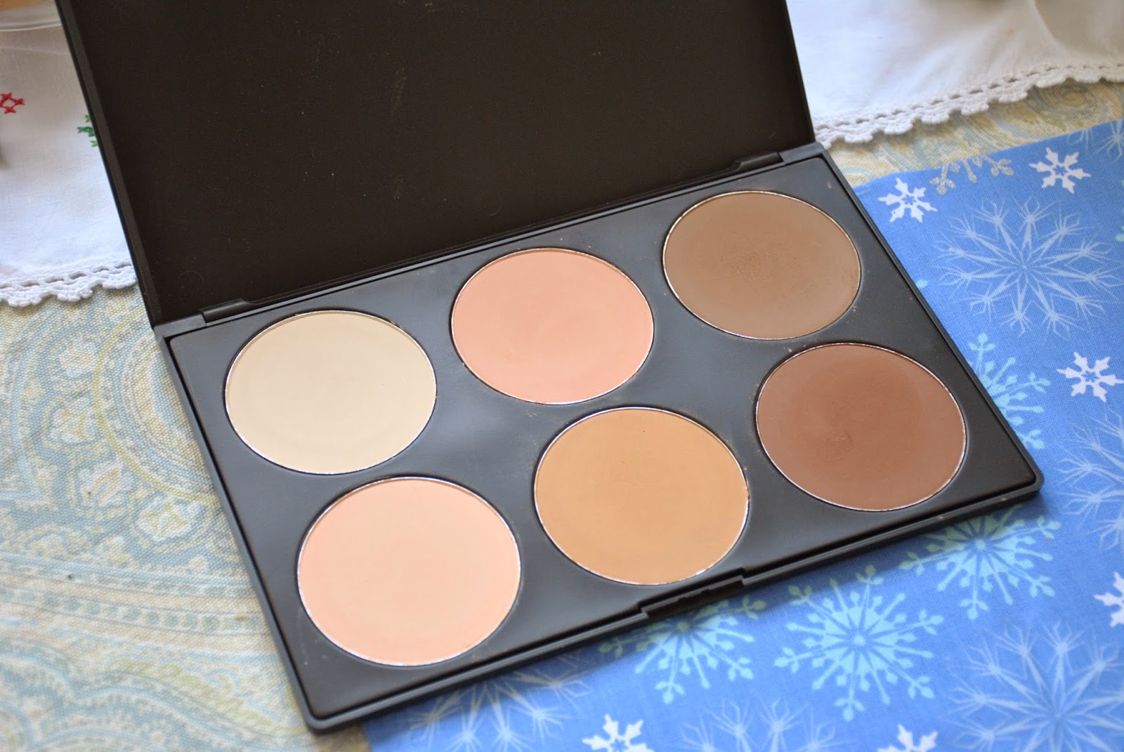MUA stories 'Morphe Brushes' contour palette, 06F Pressed Powder