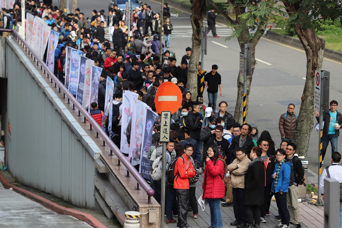 台北電玩展現場高舉紅牌表示：「本區空氣品質不佳，為維健康，請稍後再入場」