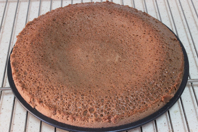 Bizcocho de chocolate al microondas para base de tartas. Julia y sus recetas