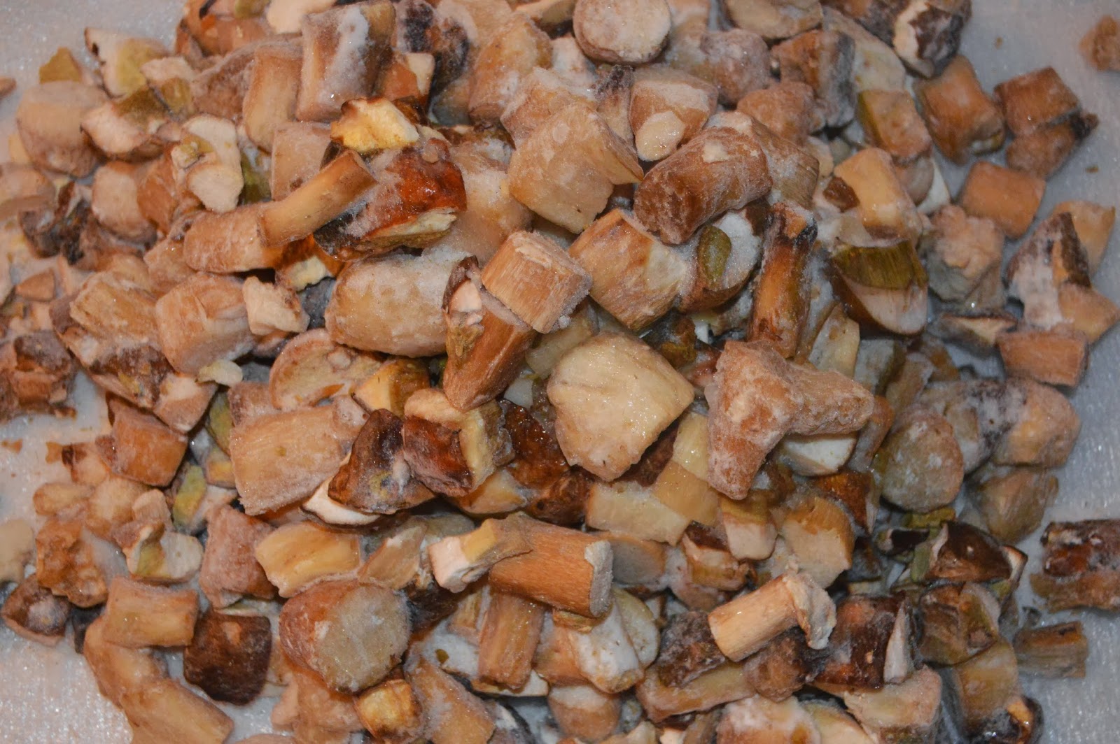 Свежезамороженные грибы. Можно ли морозить грибы сырыми. Визитки грибы замороженные. Готовая грибная заморозка. Подосиновики замороженные.