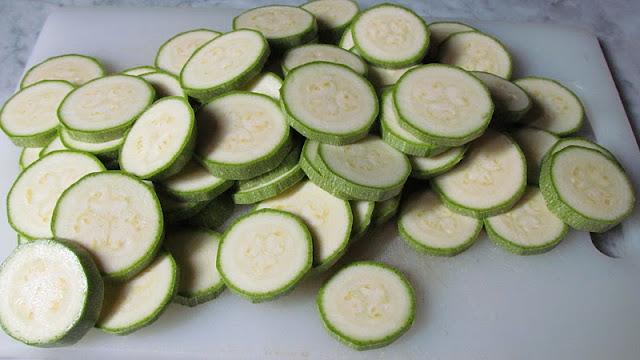 kesäkurpitsa leikataan pieniksi viipaleiksi luodaksesi sensaatiomainen ruokalaji