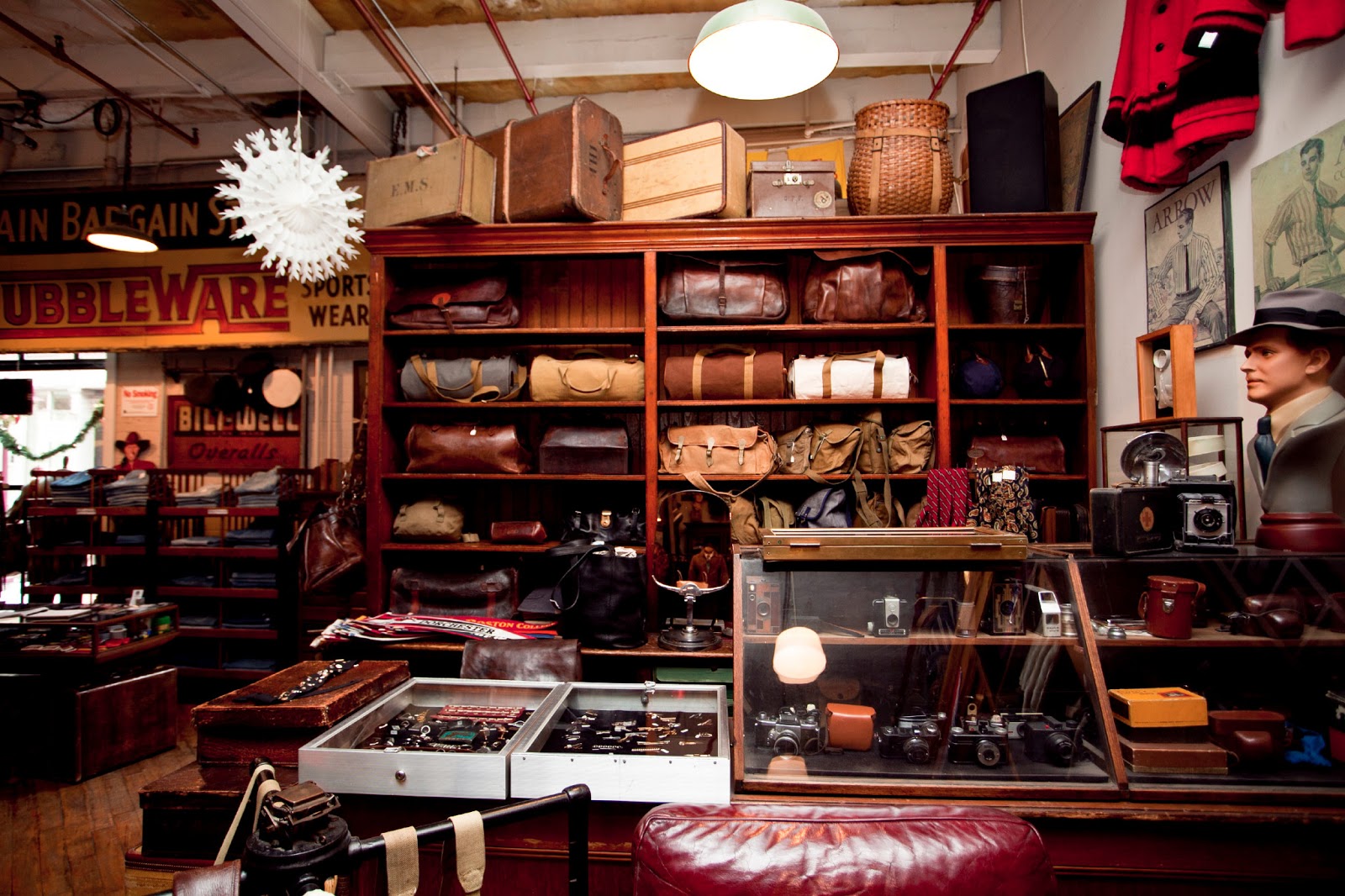 Симс 4 барные стойки. Интерьер винтажного магазина. Винтажный стиль интерьера магазина. Винтаж сторе. Винтажные магазины европы.