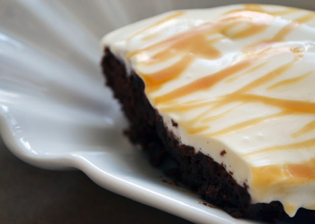 Chocolate Fudge Brownies mit Sauerrahm-Karamell-Topping (c) zuckerstaub.at